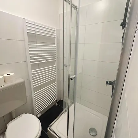 5 Betten Montuerwhonung Mit Waschmaschine * Dusseldorf